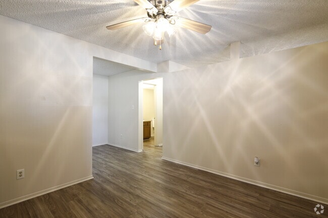 1BR, 1BA - 480SF - Living Room