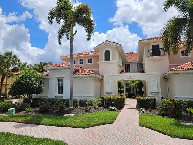 Building Photo - Annual Furnished or Unfurnished 3 Bedroom 2 Bathroom Second Floor Condo in Venetian Golf & River ... Unit 7C