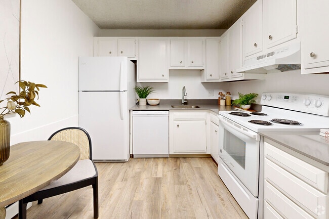 2BR, 1BA - 625SF - Kitchen