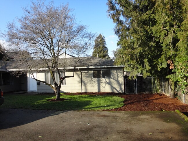 Building Photo - 8017 SE Francis St Unit #2