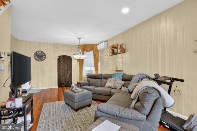 Photo - 3147 Edgemont St