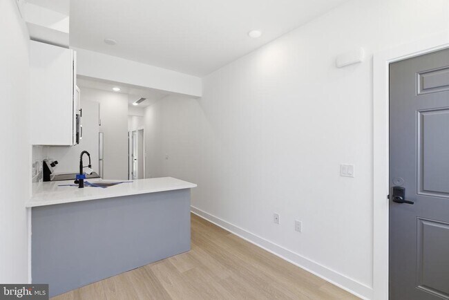Building Photo - 2123 N 9th St Unit 1