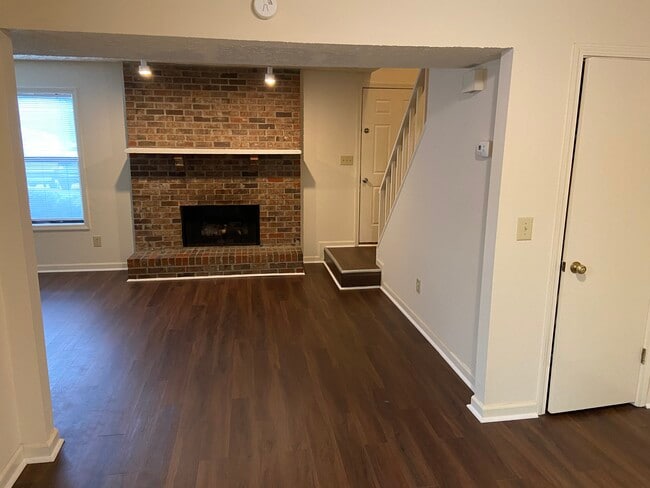 Photo - 897 Ventnor Pl SW