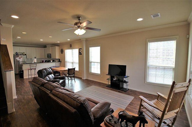 Photo - 104 Richards St