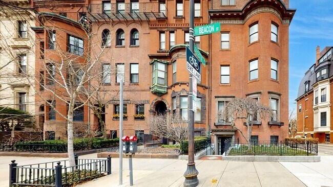 Building Photo - 404 Beacon St Unit 2