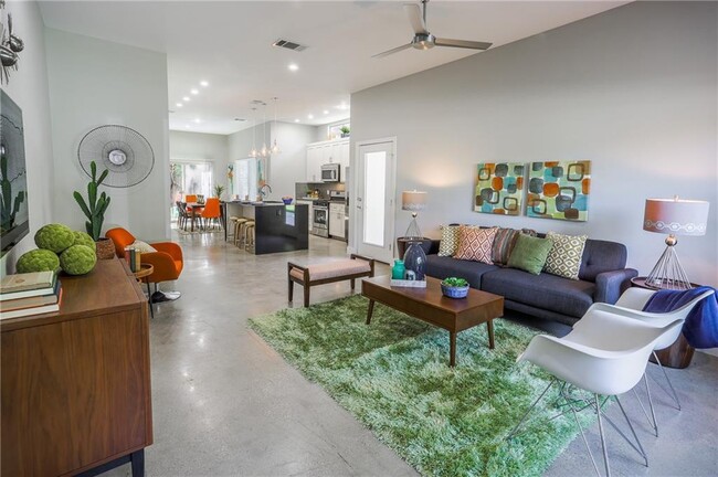 Photo - 701 Zennia St