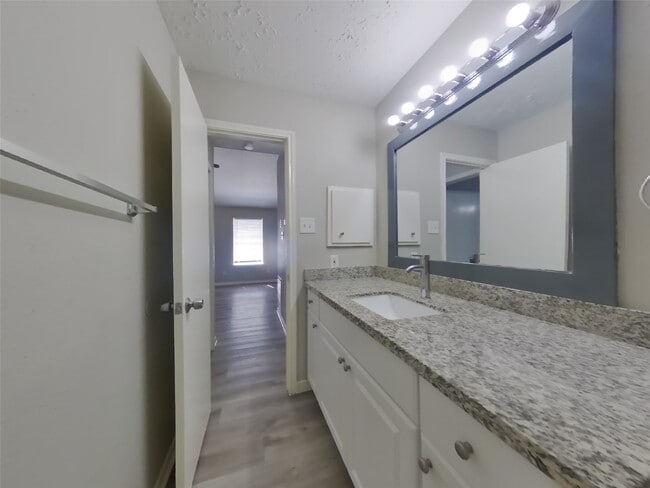 Building Photo - 2013 Greenwood Dr