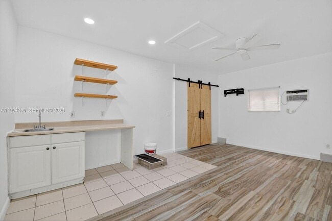 Photo - 220 SW 16th St Unidad Back