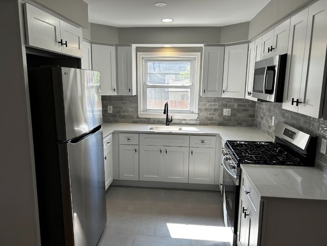 Building Photo - 209 1st Ave Unit 209 downstairs Rental