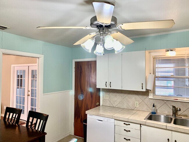 Photo - Cute Three Bedroom - Available for Fall 20...