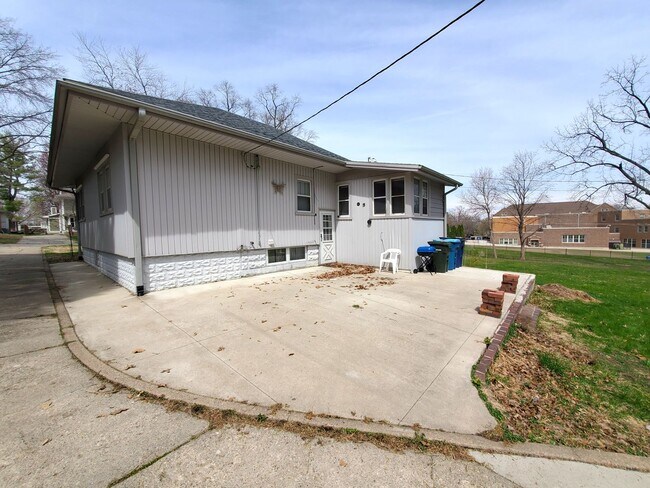 Photo - Available Now!- Spacious single family hom...