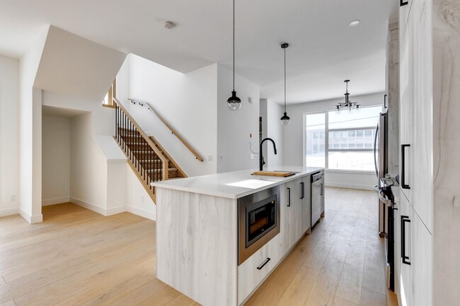 Photo - 2144-2151 51 Ave SW