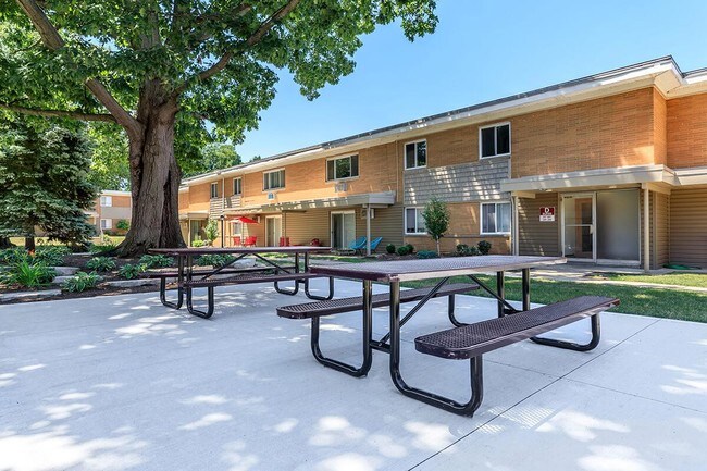 PICNIC AREA WITH BARBECUE - Willo Park Apartments