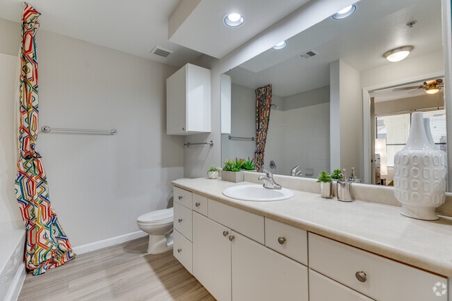 2BR, 2BA - 1130SF - Primary Bathroom