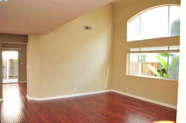 Photo - 275 Woodruff Way