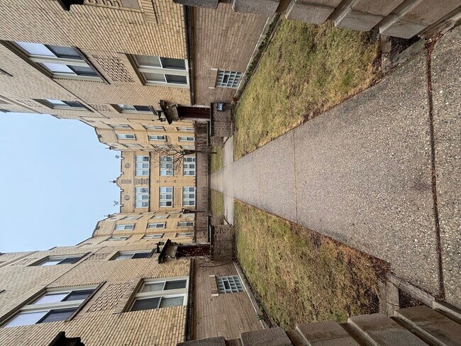 Photo - 2216 W Thome Ave