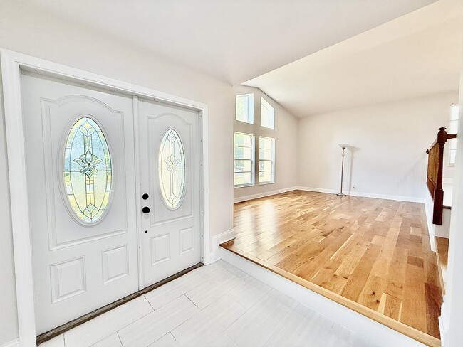 Photo - 957 Weathersfield Dr