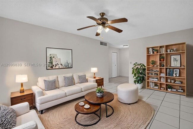 Building Photo - 10786 N Kendall Dr Unit D14