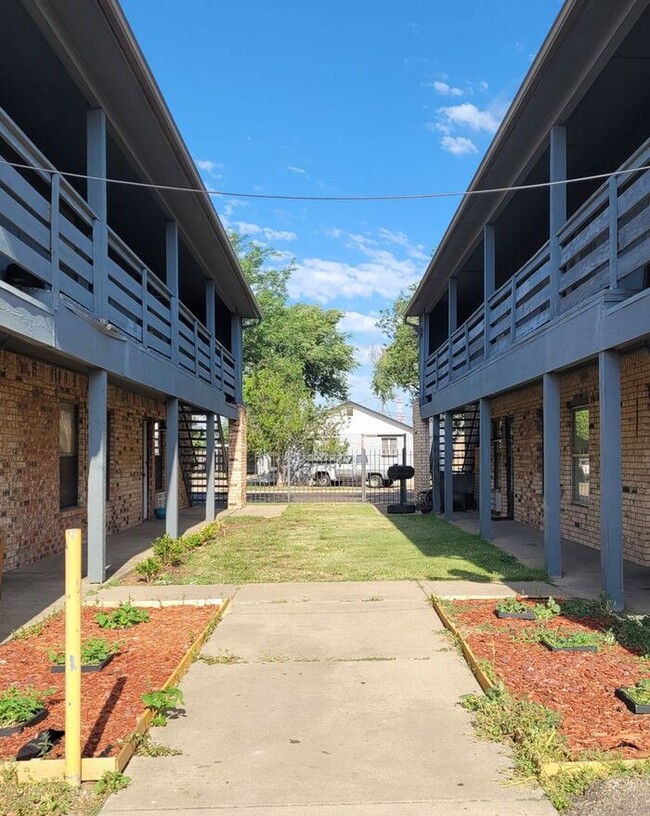 $400 Move in special December 2024 - $400 Move in special December 2024 House