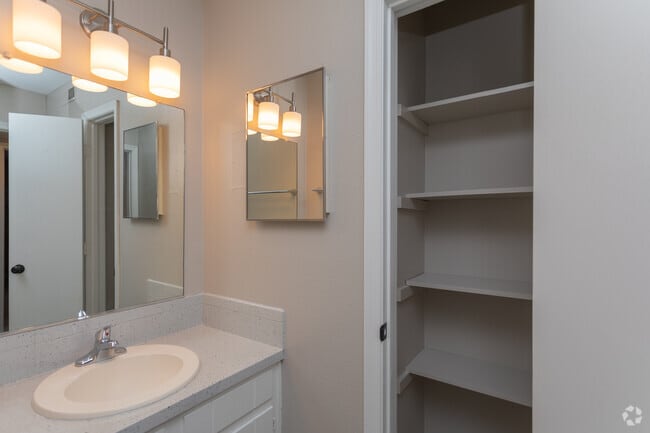 1BR, 1BA - 647SF