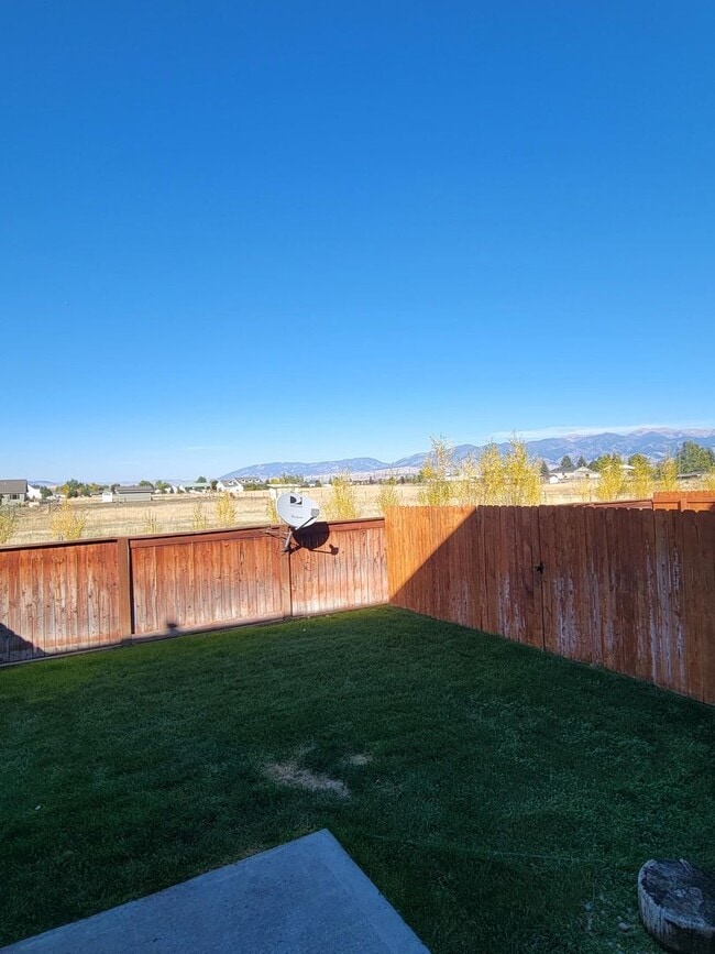 Building Photo - 3 Bedroom, 2.5 Bathroom Townhouse