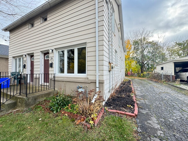 Building Photo - 26 Eastchester Ave Unit 1