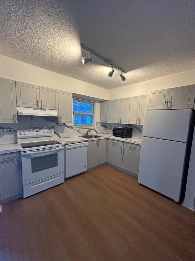 Building Photo - 305 Lewis Ln Unit 8