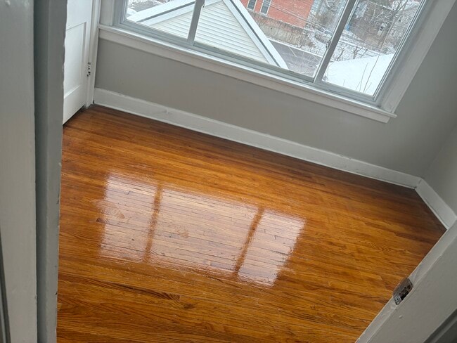 Photo - 533 Fairwood Ave