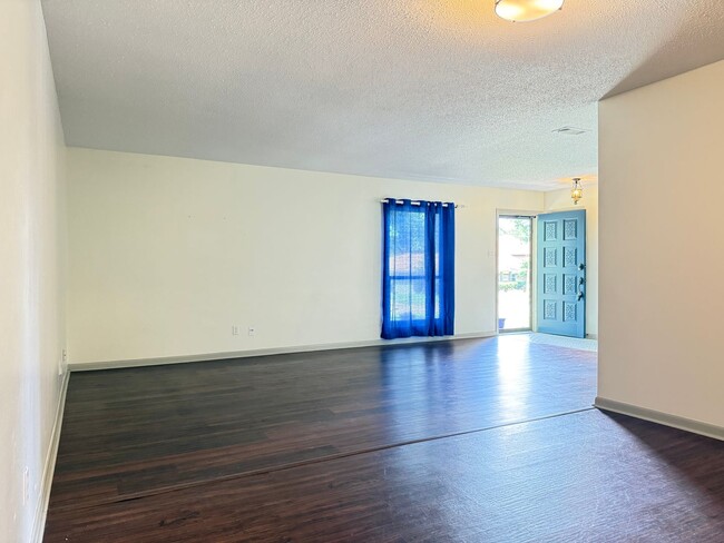 Photo - 3604 Royal Oak Dr