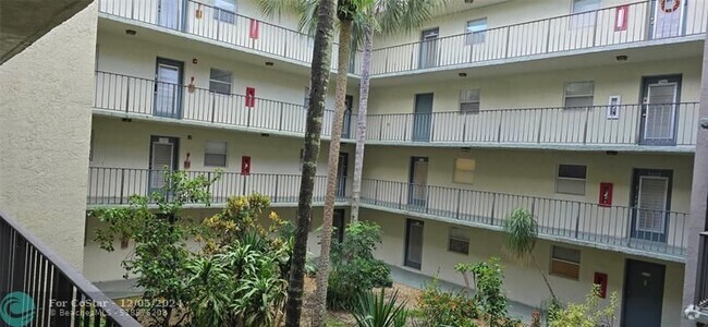 Building Photo - 1820 N Lauderdale Ave Unit 3211 Rental