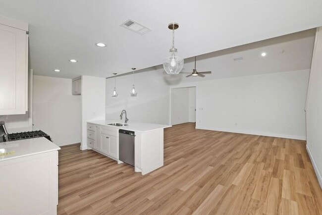 Photo - 7612 Woodford Ave