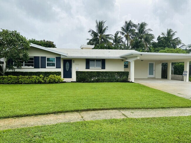 Building Photo - 952 SW 13th Dr Rental