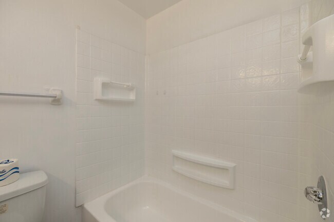 Queen Deluxe - 3BR, 1.5BA - 1200SF - Bath