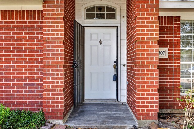 Photo - 15307 Flemington Ave