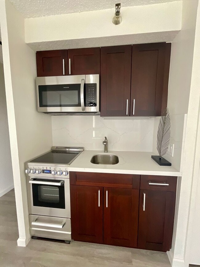 Photo - Renovated Studio, Great Amenities & Area