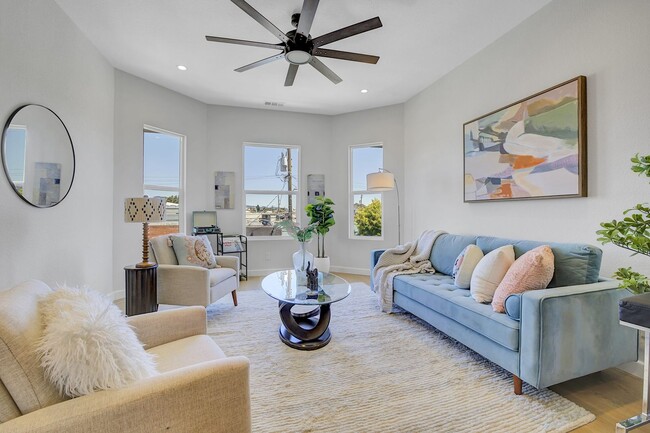 Photo - Stylish West Oakland 2/1 Flat - Completely...