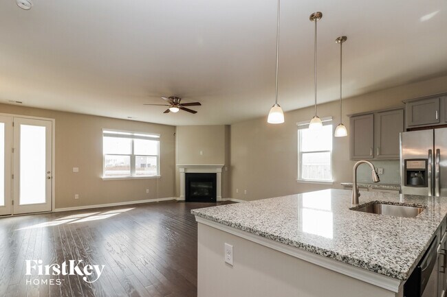 Photo - 458 Zenith Blvd