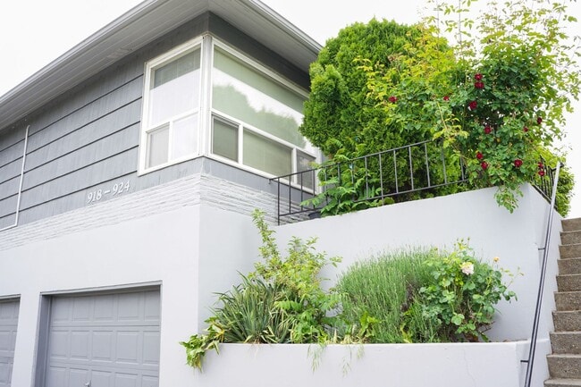 Building Photo - Updated Vintage 2Bed Courtyard Flat w/ AC & DW by Mt. Tabor! Unit 932