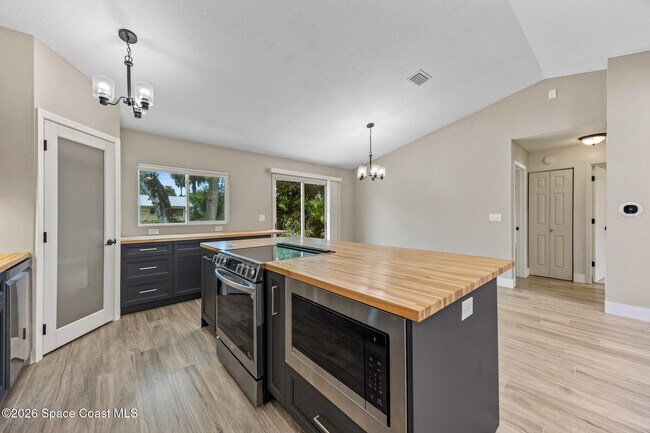 Photo - 436 Trier Rd NW