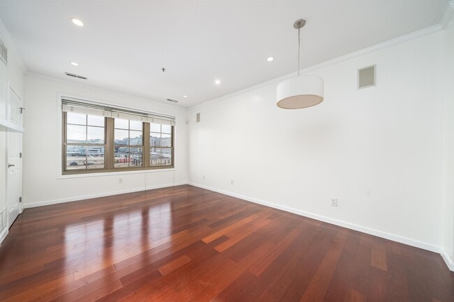 Photo - 26 Ave at Port Imperial Unidad 204