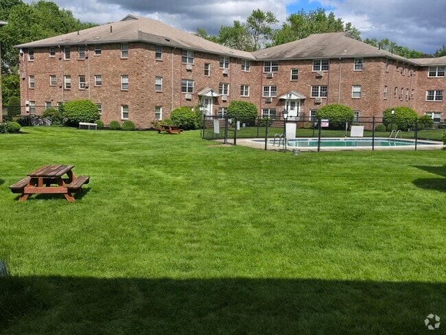 Building Photo - 5 Colonial Village Dr Unit 9 Rental