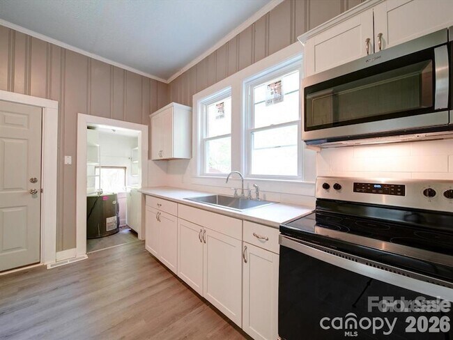 Photo - 720 S Main St