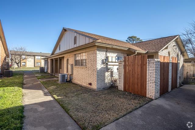 Building Photo - 728 E Pecan St Rental