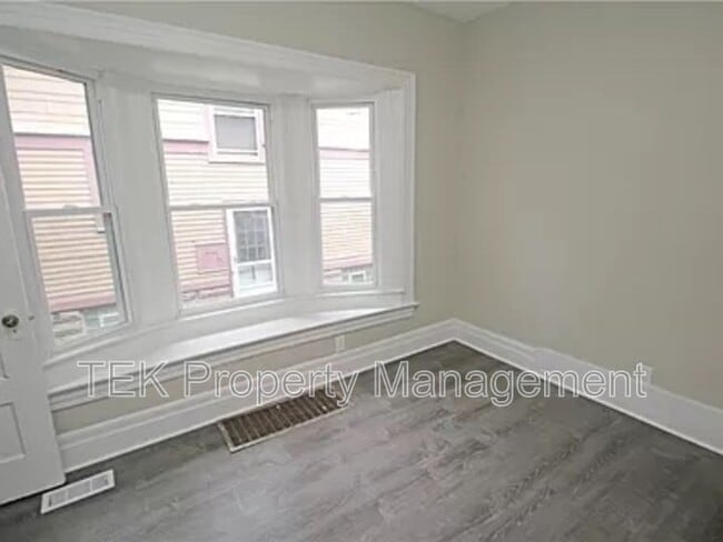 Photo - 128 Roslyn St