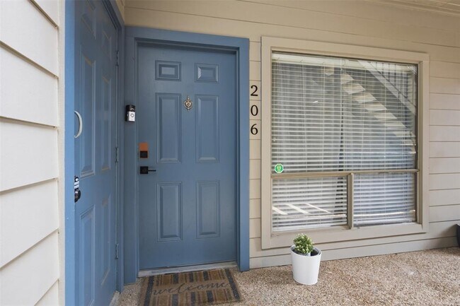 Photo - 908 Poplar St Unit 206
