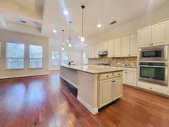 Photo - Large 3 Bedroom, 2.5 Bathroom Home – Fully Equipped Kitchen & Washer/Dryer Hookups