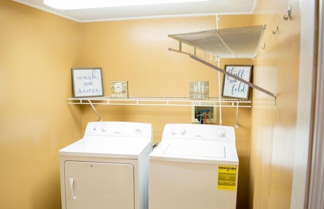 Photo - 5 bedroom, 2 bath house - Available for the 2026/2027 lease term!