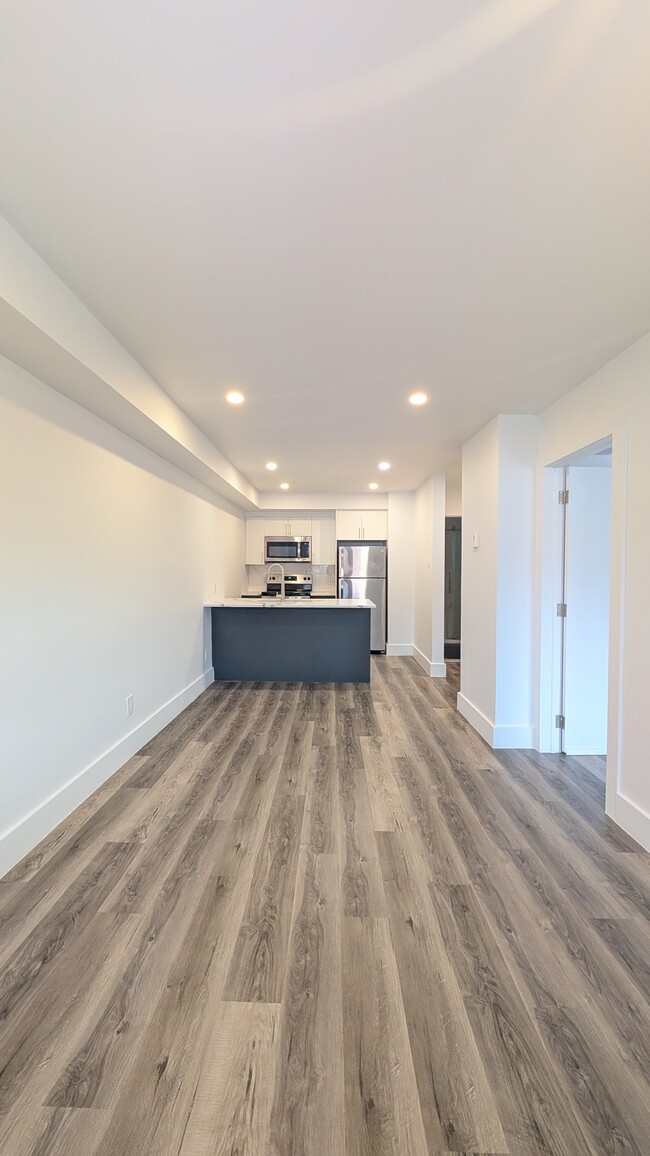 Photo - 2015 Av Elmhurst