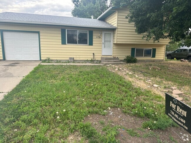 Building Photo - Updated 3 bedroom, 2 bathroom tri-level! Rental