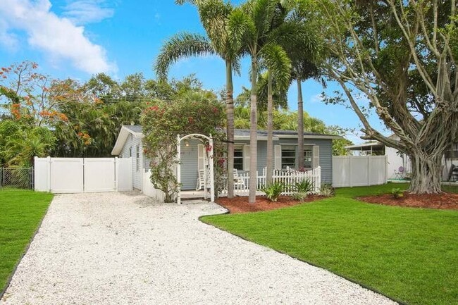 Building Photo - 601 N Pennock Ln